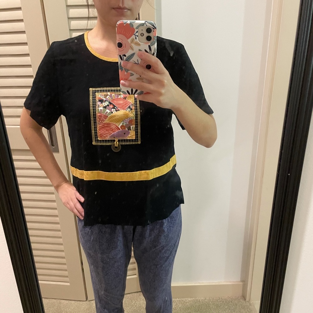 💜 5 for $25 Black and gold kimono fabric top